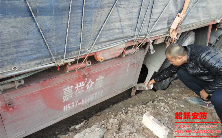 2017年10月24日工地大車陷進(jìn)泥里，工人師傅們齊心協(xié)力***后成功解決問題。